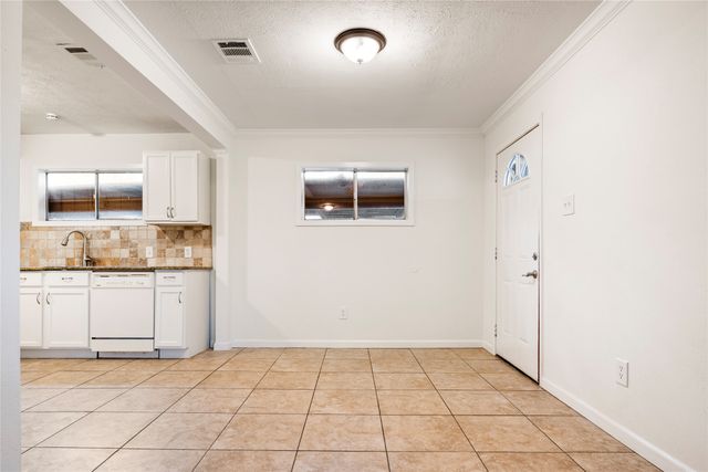 2611 W Amherst Avenue, Dallas, TX 75235