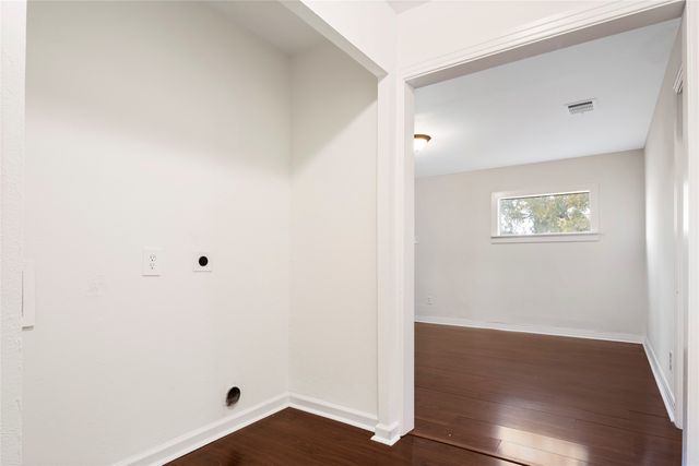 2611 W Amherst Avenue, Dallas, TX 75235