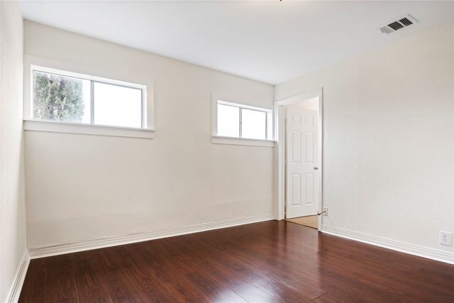 2611 W Amherst Avenue, Dallas, TX 75235