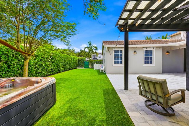 4762 VILLAGE Way, Davie, FL 33314