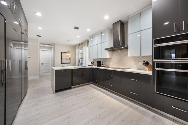 4762 VILLAGE Way, Davie, FL 33314