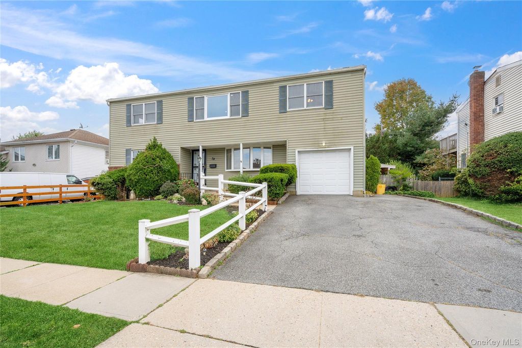 34 Meadow Wood Lane, Farmingdale, NY 11735