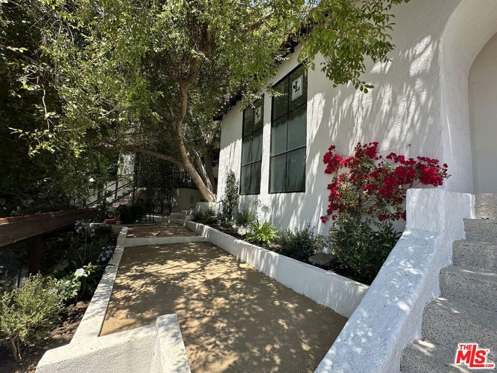 4300 Ambrose Avenue, Los Angeles, CA 90027
