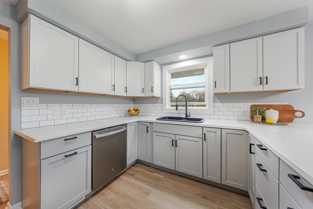 1034 S RIDGE LANE, Appleton, WI 54914