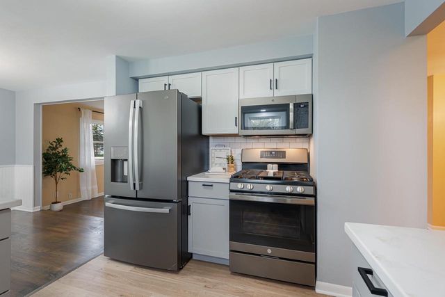 1034 S RIDGE LANE, Appleton, WI 54914