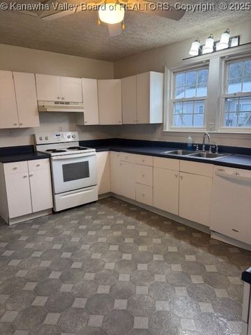 303 E 11th Street, Belle, WV 25015