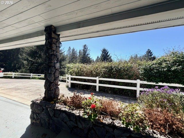 95717 PINEWOOD Ln, Brookings, OR 97415