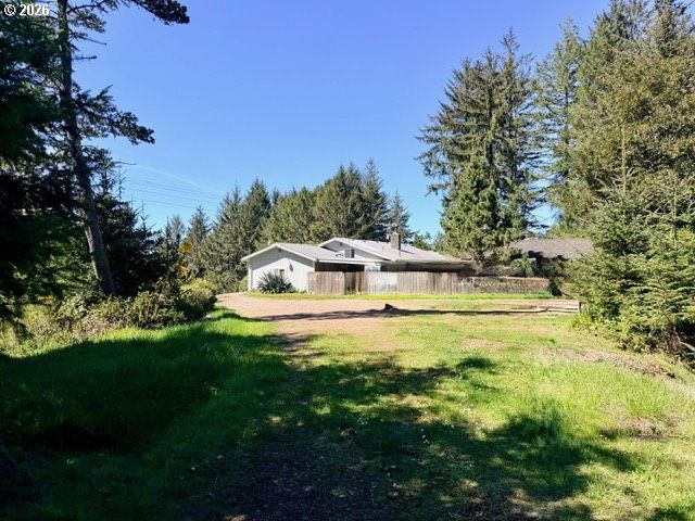 95717 PINEWOOD Ln, Brookings, OR 97415