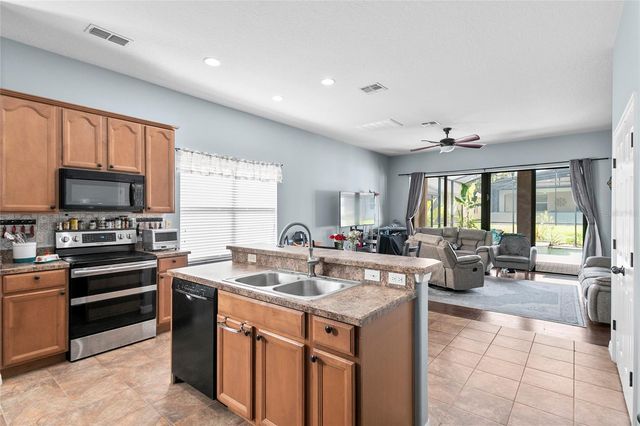 523 LAKE DAVENPORT CIRCLE, Davenport, FL 33837