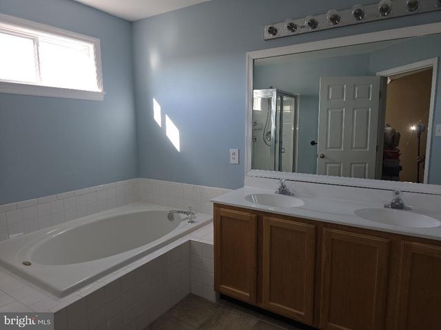 20 CLEMENS LN, Blackwood, NJ 08012