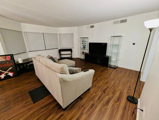 5500 Lincoln Avenue 407-W, Morton Grove, IL 60053