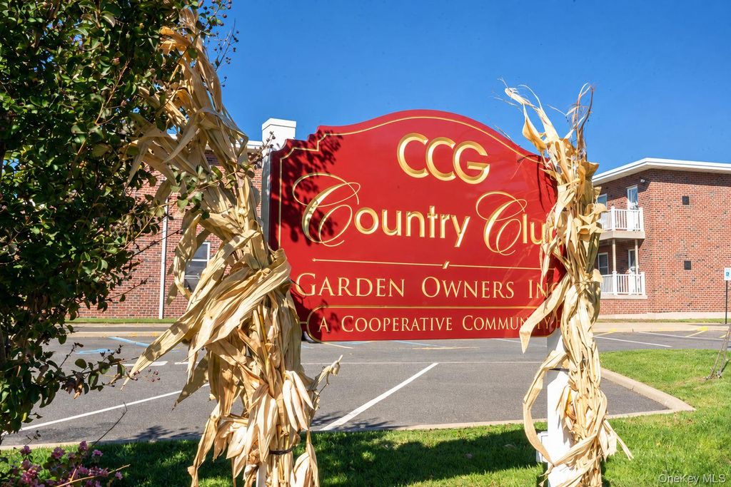 125 Farber Dr 125, West Babylon, NY 11704 — exterior