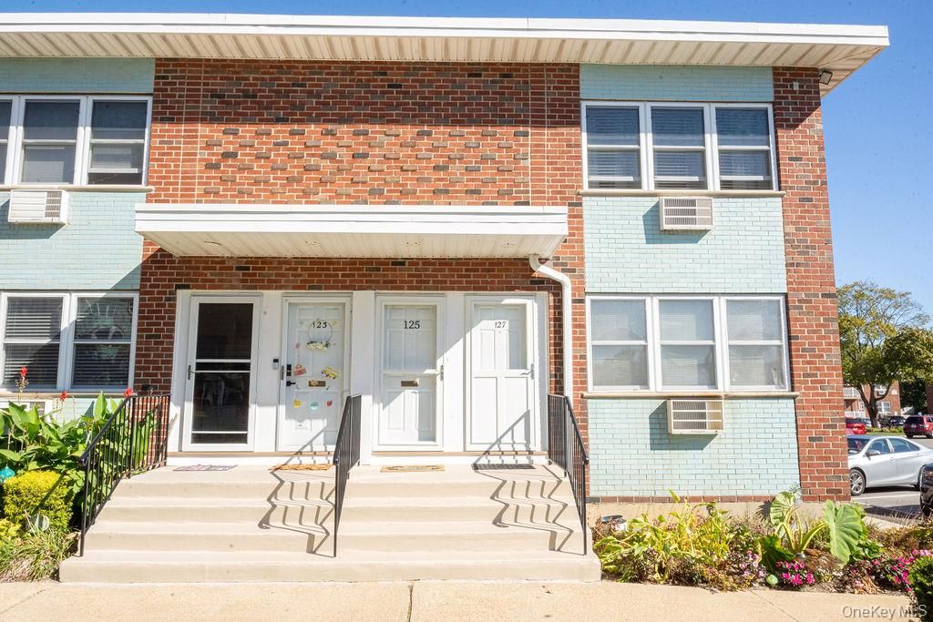 125 Farber Dr 125, West Babylon, NY 11704 — photo 2