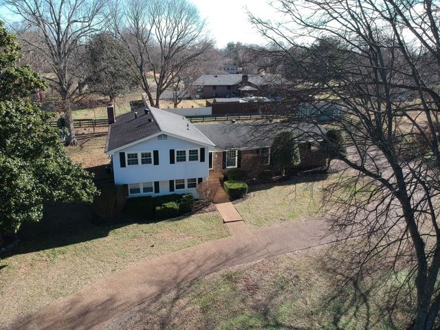 5016 Twin Lakes Dr, Old Hickory, TN 37138