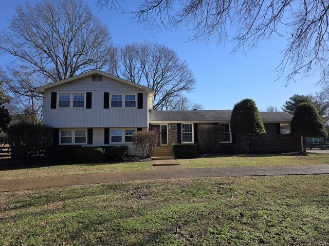 5016 Twin Lakes Dr, Old Hickory, TN 37138