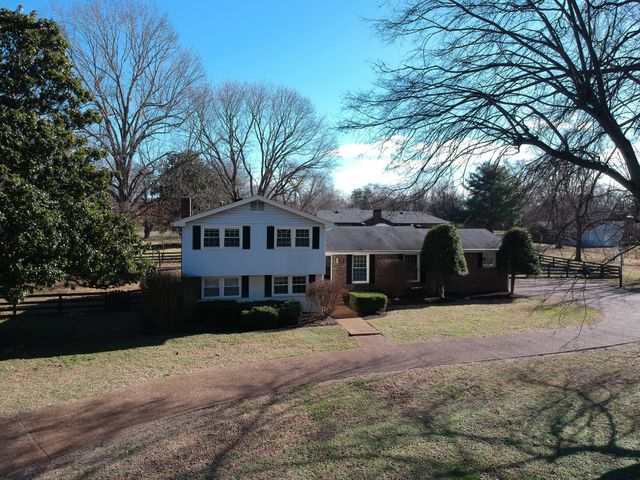 5016 Twin Lakes Dr, Old Hickory, TN 37138