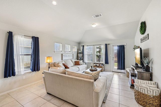 111 Insider LOOP, Elgin, TX 78621