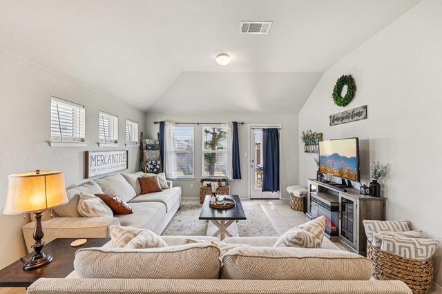 111 Insider LOOP, Elgin, TX 78621