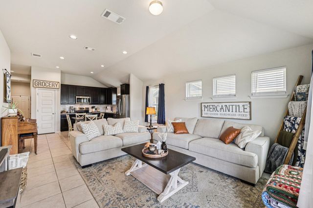 111 Insider LOOP, Elgin, TX 78621