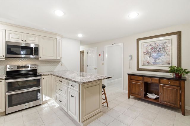 16 Alyssa Drive, Derry, NH 03038