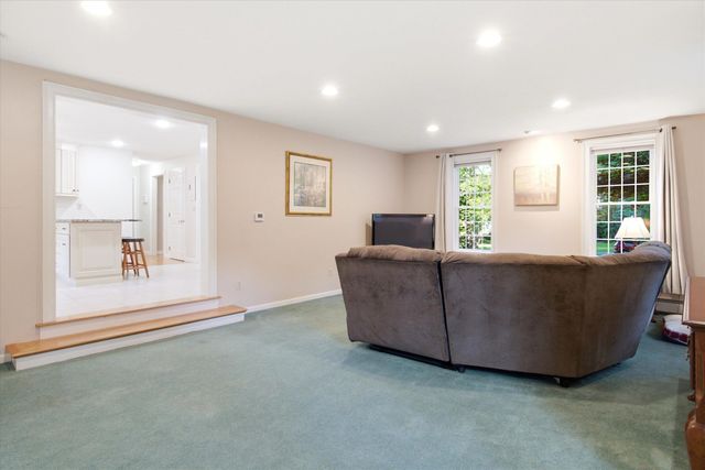 16 Alyssa Drive, Derry, NH 03038