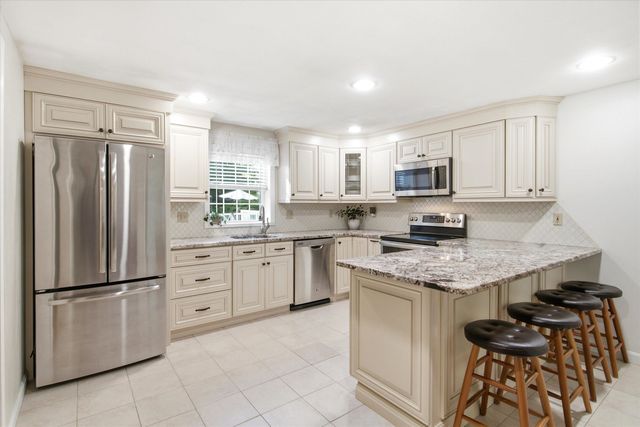 16 Alyssa Drive, Derry, NH 03038