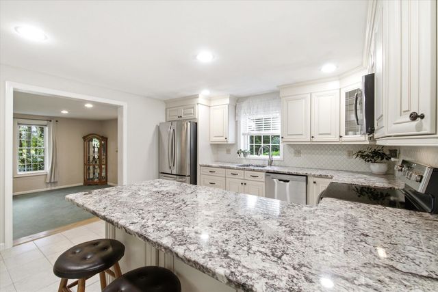 16 Alyssa Drive, Derry, NH 03038