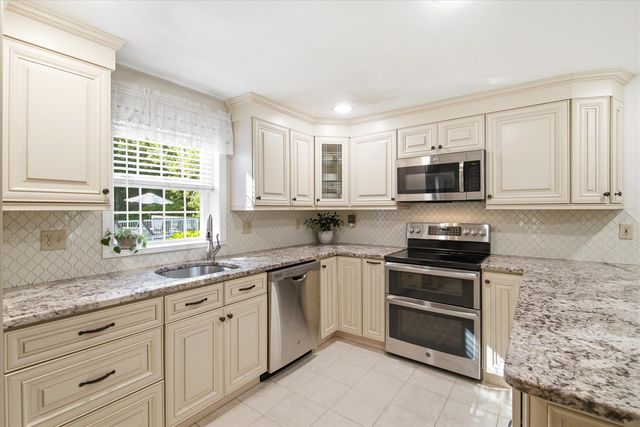 16 Alyssa Drive, Derry, NH 03038