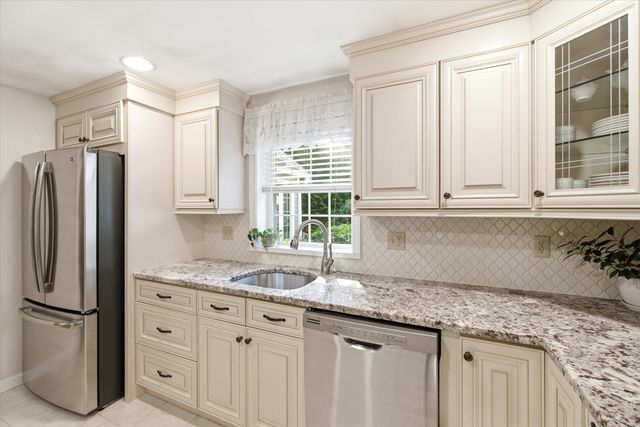 16 Alyssa Drive, Derry, NH 03038