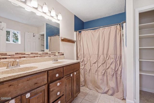 1055 Swannsylvania Road, Dandridge, TN 37725