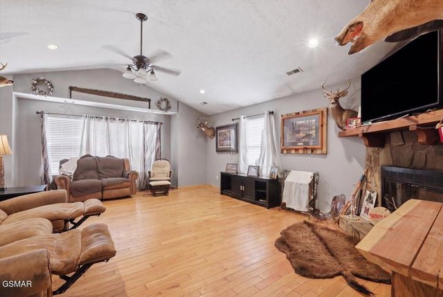 1055 Swannsylvania Road, Dandridge, TN 37725