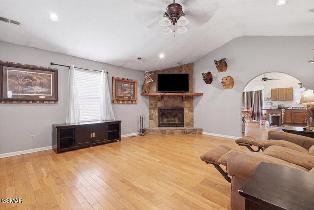 1055 Swannsylvania Road, Dandridge, TN 37725