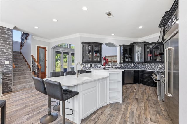 2056 Willow Bend Drive, Oak Leaf, TX 75154