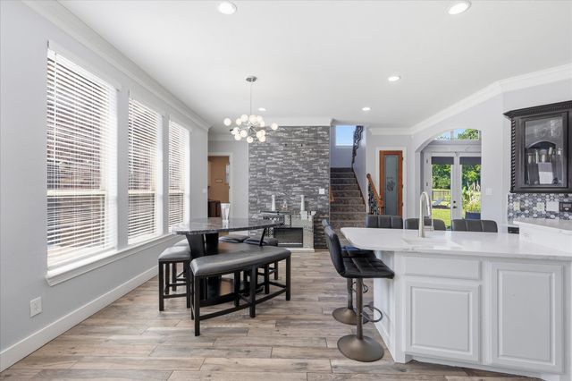 2056 Willow Bend Drive, Oak Leaf, TX 75154