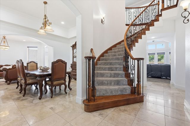 2056 Willow Bend Drive, Oak Leaf, TX 75154