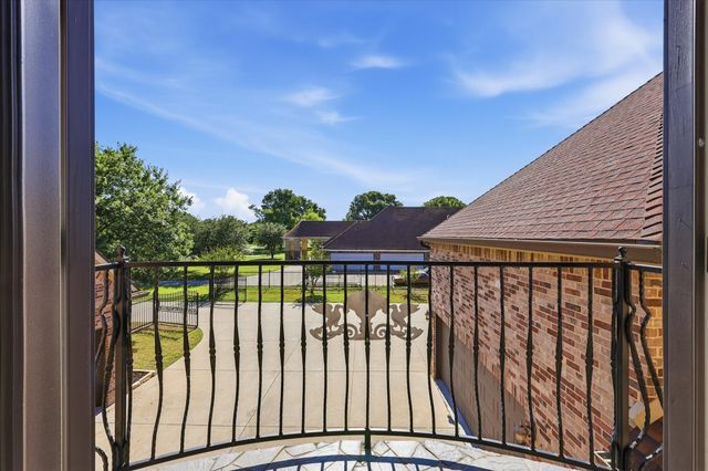 2056 Willow Bend Drive, Oak Leaf, TX 75154