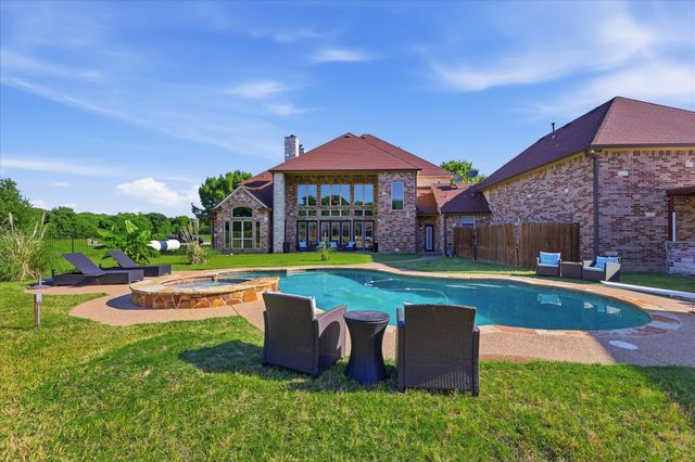 2056 Willow Bend Drive, Oak Leaf, TX 75154