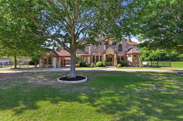 2056 Willow Bend Drive, Oak Leaf, TX 75154