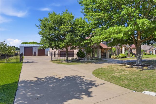 2056 Willow Bend Drive, Oak Leaf, TX 75154