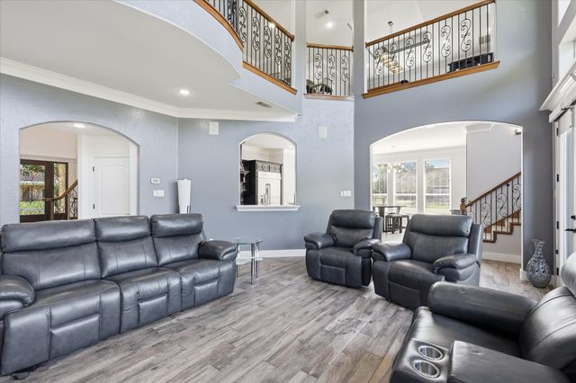 2056 Willow Bend Drive, Oak Leaf, TX 75154