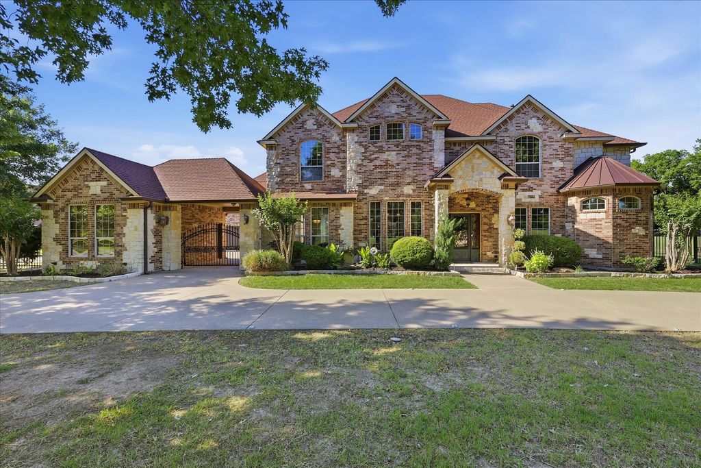 2056 Willow Bend Drive, Oak Leaf, TX 75154