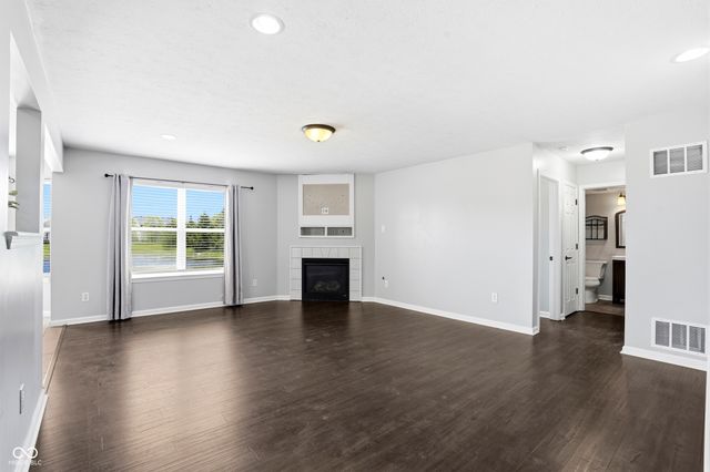 8716 N Springview Drive, Mccordsville, IN 46055