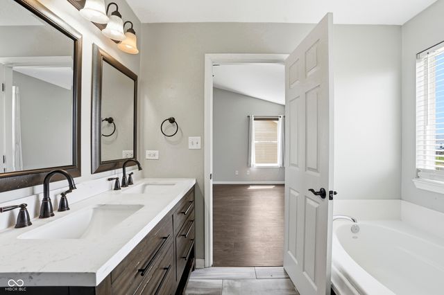 8716 N Springview Drive, Mccordsville, IN 46055