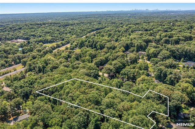 10 Deerfield Drive, Woodcliff Lake, NJ 07677