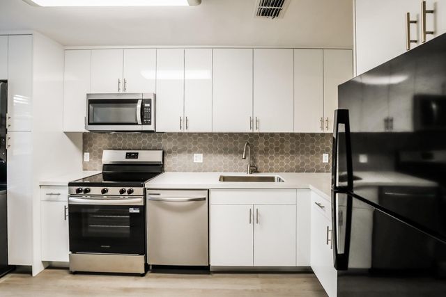 9732 NW 15th St 306, Pembroke Pines, FL 33024