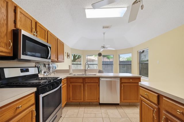 807 Forest Oaks Lane, Pearland, TX 77584