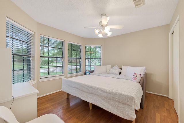 807 Forest Oaks Lane, Pearland, TX 77584