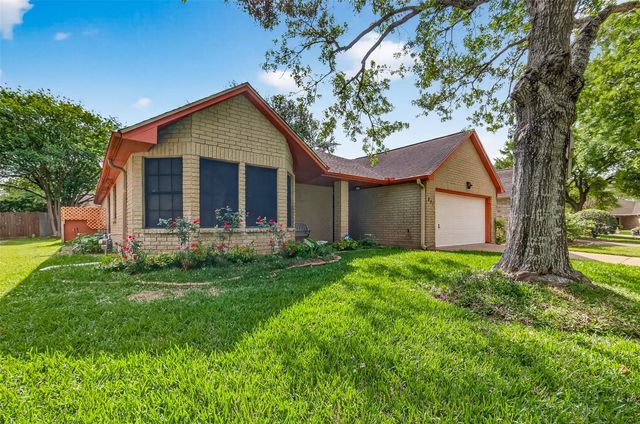 807 Forest Oaks Lane, Pearland, TX 77584