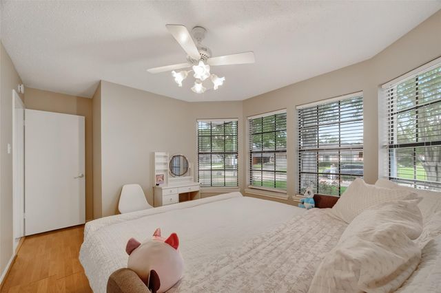 807 Forest Oaks Lane, Pearland, TX 77584