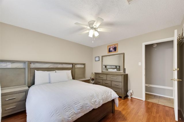 807 Forest Oaks Lane, Pearland, TX 77584